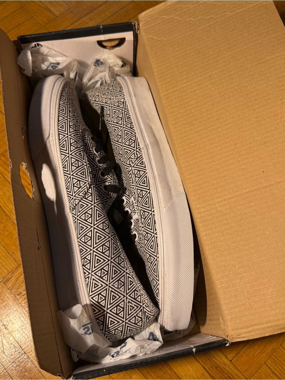 Vans Authentic Slim Black & Red Box Top - Picture 2 of 3